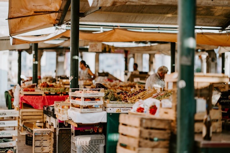 Puestos de mercado con vecinos comprando, la vida local de Sants