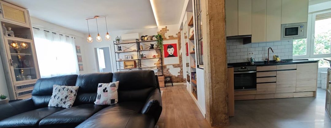 Living-dining room with integrated kitchen in an apartment managed by MyRentalHost in Madrid