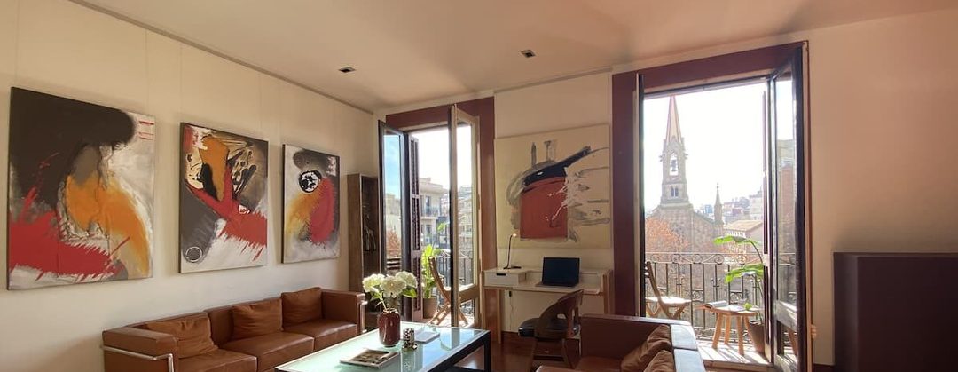 Salón con escritorio junto al balcón en un piso del Eixample gestionado por MyRentalHost