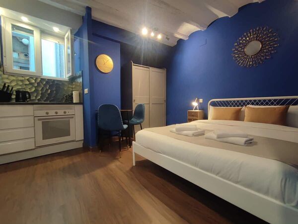 Central Barcelona: ideal studio