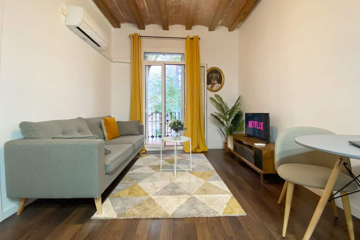 Cozy, Renovated Apt in Poble Sec - Walk to Beach