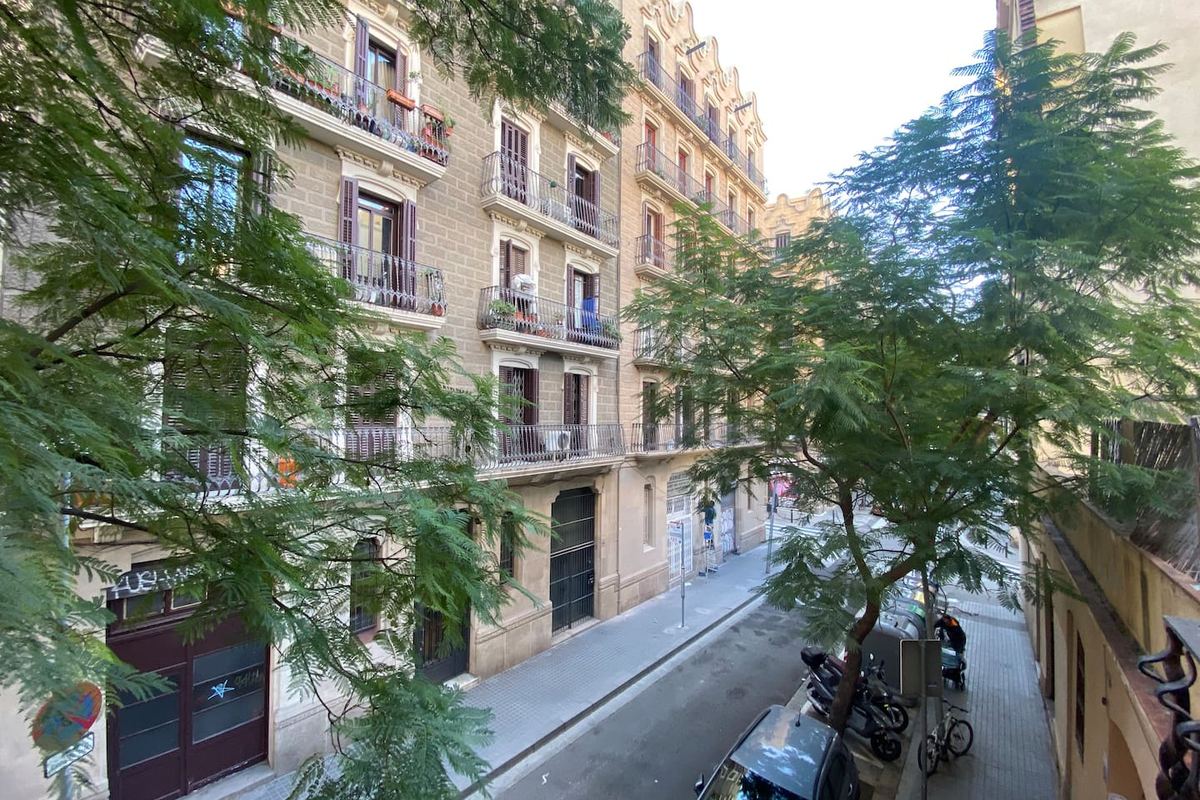 Facciate di vecchi edifici di Barcellona viste dal balcone di un appartamento che gestiamo vicino a plaça de Catalunya
