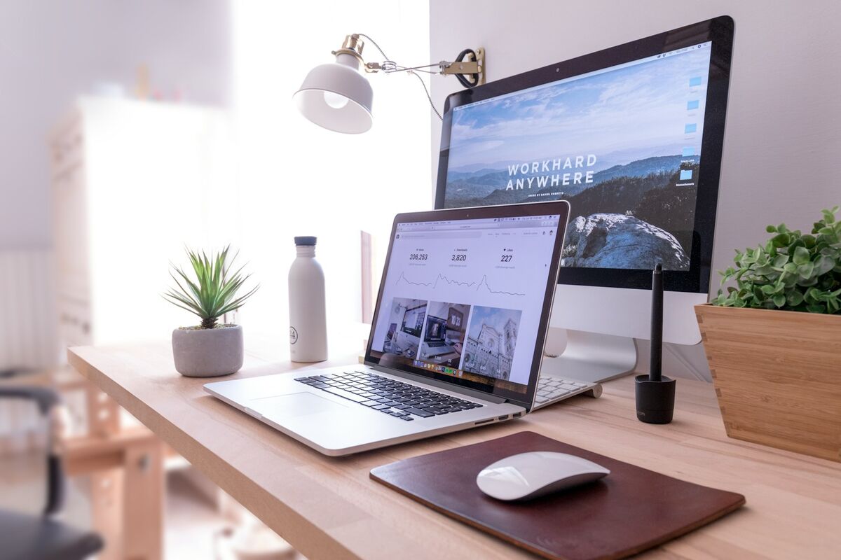 Professionnels tech basés à BCN ou MAD en télétravail. Ils paient bien si connexion et installation sont solides.
